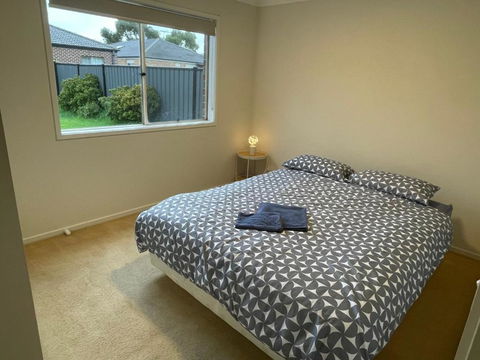 Garden View - Newly Furnished Queen Bedroom - Accommodation Georgetown 0
