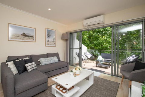 Generous 2-Bed Townhouse With A Private Balcony - Accommodation Georgetown 1