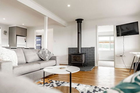 Georges Bay Bungalow - Home - Accommodation Georgetown 0