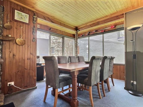 Glacier Chalet - Accommodation Georgetown 1