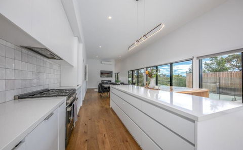 Glamour In Gisborne - With Spa! - Accommodation Georgetown 2