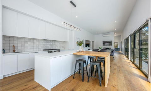 Glamour In Gisborne - With Spa! - Accommodation Georgetown 3