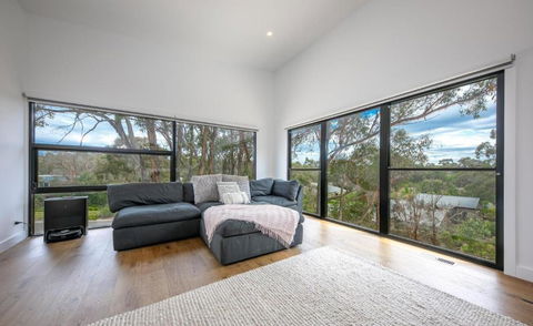 Glamour In Gisborne - With Spa! - Accommodation Georgetown 1