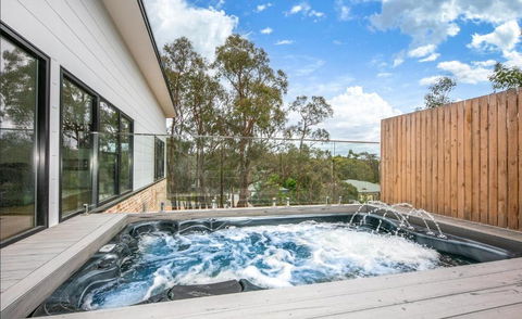 Glamour In Gisborne - With Spa! - Accommodation Georgetown 0