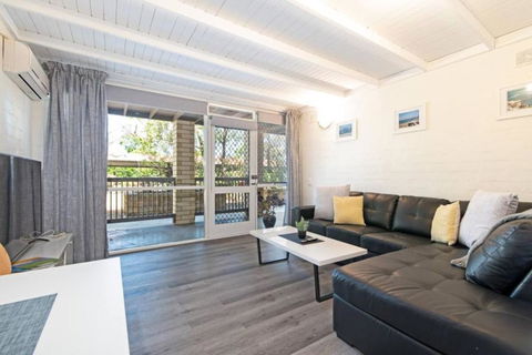 Glenelg Getaway - 2BR, Parking And Free Wine - Accommodation Georgetown 0