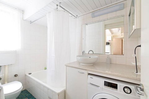 Glenelg Getaway - 2BR, Parking And Free Wine - Accommodation Georgetown 4
