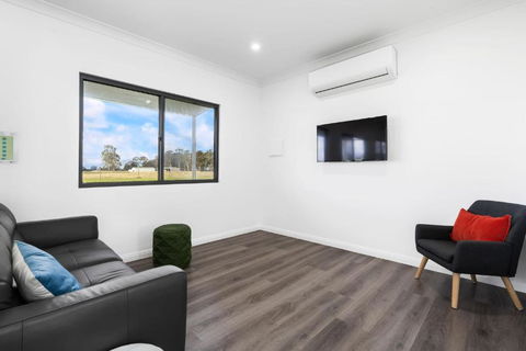 Glenowrie Cottage - 1 King 2 Singles Near Cadia - Accommodation Georgetown 1