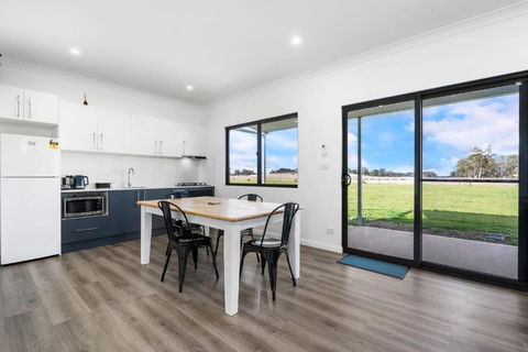Glenowrie Cottage - 1 King 2 Singles Near Cadia - Accommodation Georgetown 4