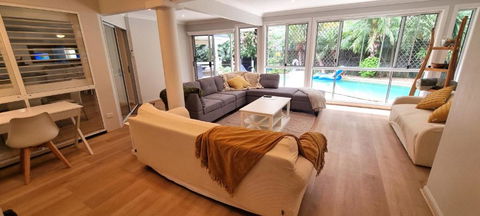 Gold Coast 6 BR House With Pool - Accommodation Georgetown 2