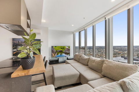 Gorgeous High-Rise Unit With Sky Bar Pool And Gym - Accommodation Georgetown 0