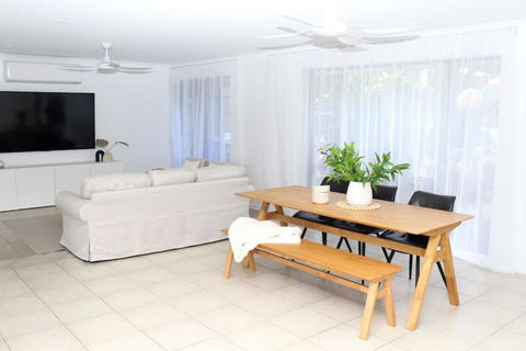 Gorgeous Coastal Escape On The Sunshine Coast, Family & Pet Friendly - Accommodation Georgetown 0