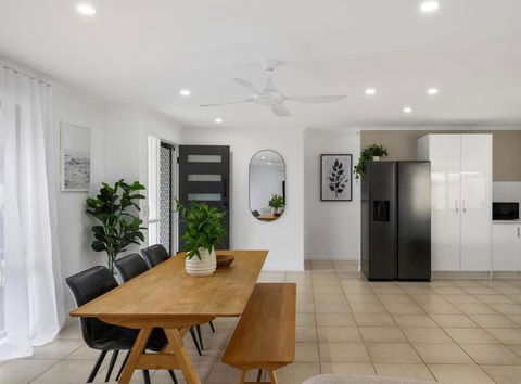 Gorgeous Coastal Escape On The Sunshine Coast, Family & Pet Friendly - Accommodation Georgetown 2