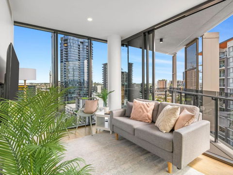 Great Views Pool High Level Boutique Apt With Carpark - Accommodation Georgetown 0