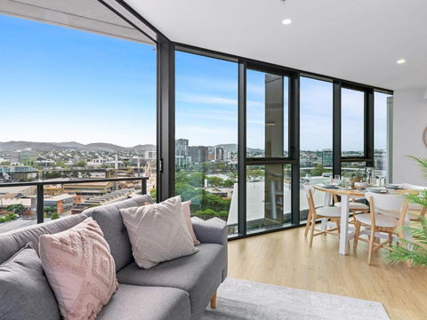 Great Views Pool High Level Boutique Apt With Carpark - Accommodation Georgetown 4