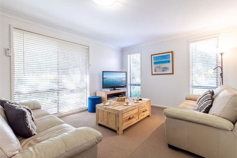 Gretel Beach House 5 Gretel Cl Perfect Pet Friendly House With Air Con And WiFi - Accommodation Georgetown 3