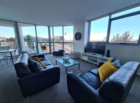 Grand 2BR Between ANU And City - Accommodation Georgetown 0
