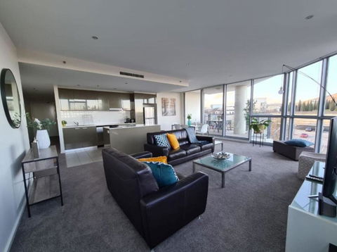 Grand 2BR Between ANU And City - Accommodation Georgetown 2
