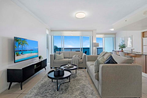 HIGH FLOOR GUARANTEE - 3 Bedroom Plus Study Apartments At Chevron Renaissance - Self Contained & Privately Managed - Wow Stay - Accommodation Georgetown 2
