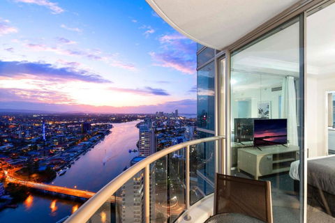 HIGH FLOOR GUARANTEE - 3 Bedroom Plus Study Apartments At Chevron Renaissance - Self Contained & Privately Managed - Wow Stay - Accommodation Georgetown 0