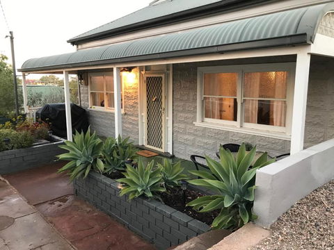 HILLSIDE HAVEN CHARMING C1920 COTTAGE Pet Friendly Sleeps 1 - 6 - Accommodation Georgetown 2
