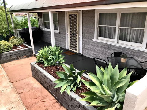 HILLSIDE HAVEN CHARMING C1920 COTTAGE Pet Friendly Sleeps 1 - 6 - Accommodation Georgetown 1