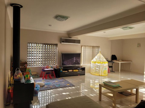 Holiday Style A Downstairs Room In Springwood Qld - Accommodation Georgetown 1