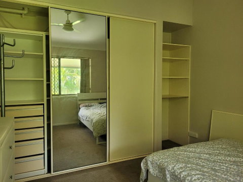 Holiday Style A Downstairs Room In Springwood Qld - Accommodation Georgetown 3