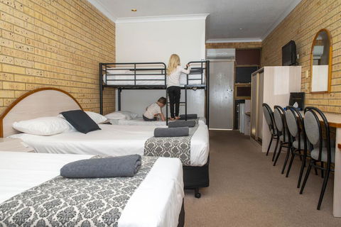 Albert Park Motor Inn - Accommodation Georgetown 1