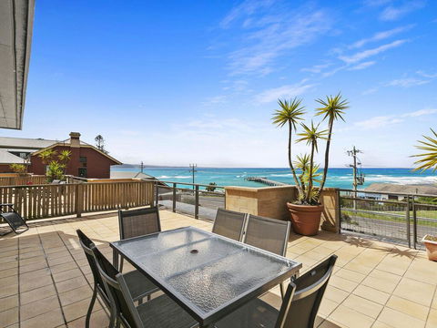 APARTMENT 12 PACIFIC APARTMENTS- Across From The Pier - Accommodation Georgetown 0