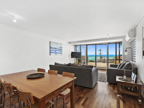 APARTMENT 12 PACIFIC APARTMENTS- Across From The Pier - Accommodation Georgetown 1
