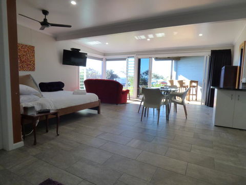 ArtHOUSE Beachfront Accommodation - Accommodation Georgetown 3