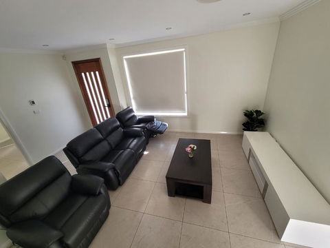 Luxury 5 Bedrooms Schofields Home + Back Yard - Accommodation Georgetown 3