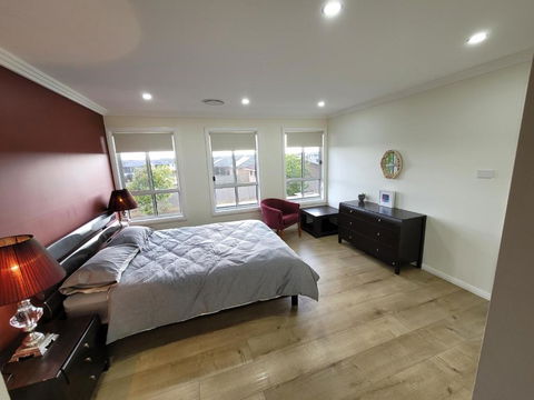 Luxury 5 Bedrooms Schofields Home + Back Yard - Accommodation Georgetown 0