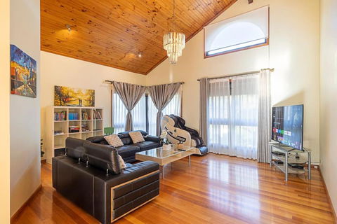 Magnificent Eltham House With Stunning View - Accommodation Georgetown 0