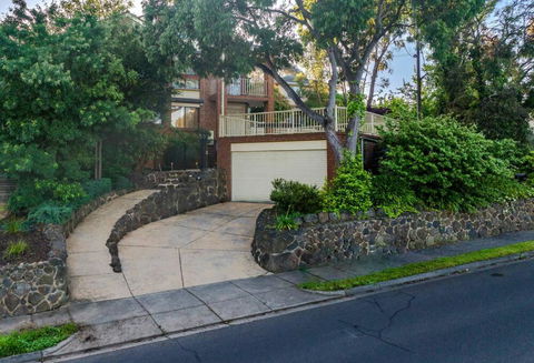 Magnificent Eltham House With Stunning View - Accommodation Georgetown 1