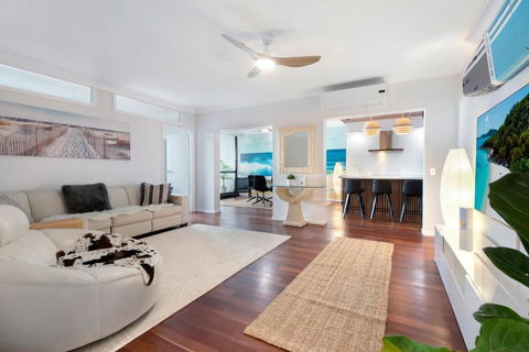Magnificent Ocean Views Apartment In Surfers Paradise - CoastHM - Accommodation Georgetown 2