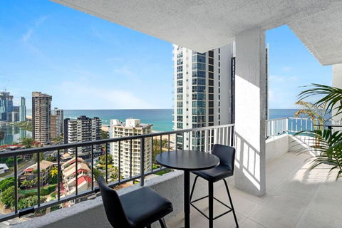 Magnificent Ocean Views Apartment In Surfers Paradise - CoastHM - Accommodation Georgetown 3