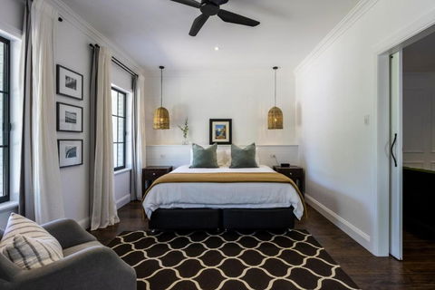 MAIN STREET RETREAT - King BRs, Comp Minibar, Breakfast Prov, Fireplaces - Accommodation Georgetown 1
