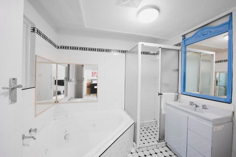 Manly Waves Studios & Apartments - Accommodation Georgetown 1