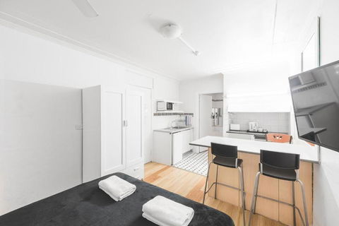 Manly Waves Studios & Apartments - Accommodation Georgetown 2