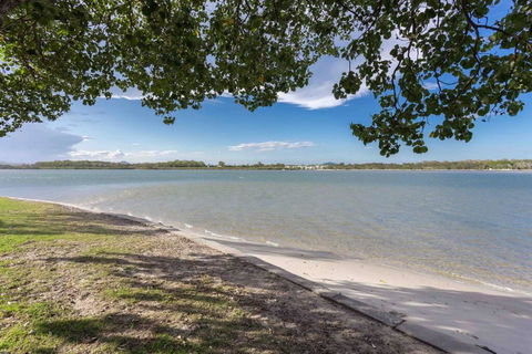 Maroochydore Riverfront - Accommodation Georgetown 3