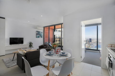 Marvellous 2-Bed High-Rise: Amazing Views, Free Parking - Accommodation Georgetown 2