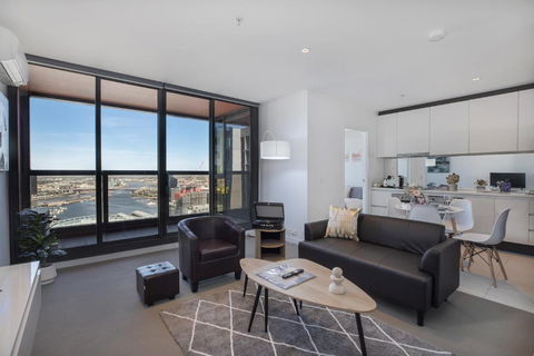Marvellous 2-Bed High-Rise: Amazing Views, Free Parking - Accommodation Georgetown 0