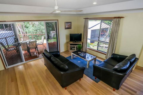 McLeods - Pet-Friendly Coastal Escape In Central Agnes Water - Accommodation Georgetown 1