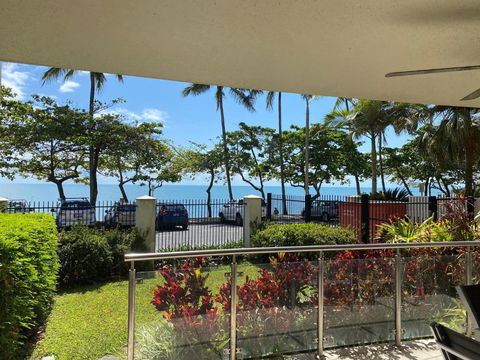 Meridien Beachfront Apartments At Trinity Beach - Accommodation Georgetown 2