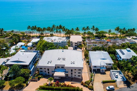 Meridien Beachfront Apartments At Trinity Beach - Accommodation Georgetown 3
