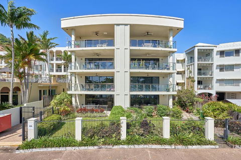 Meridien Beachfront Apartments At Trinity Beach - Accommodation Georgetown 0