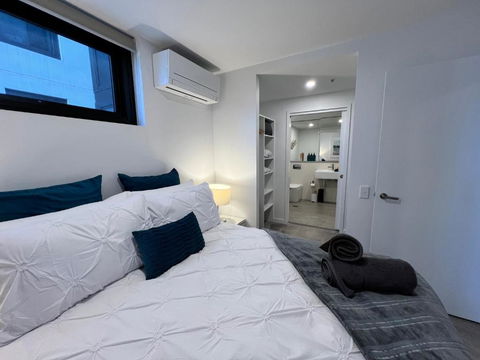 Midnight Luxe 2BR 2Bath Apartment 507 In The Heart Of Braddon L5 Views Pool Sauna Gym Wifi - Accommodation Georgetown 3