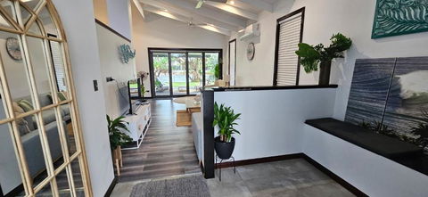 MOOLOOLABA CANAL HOME - Modern 4Bedroom With Spa, Sauna And Private Pontoon - NEW Proprietor 2024 - Accommodation Georgetown 2