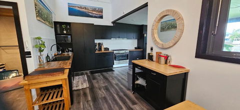 MOOLOOLABA CANAL HOME - Modern 4Bedroom With Spa, Sauna And Private Pontoon - NEW Proprietor 2024 - Accommodation Georgetown 3